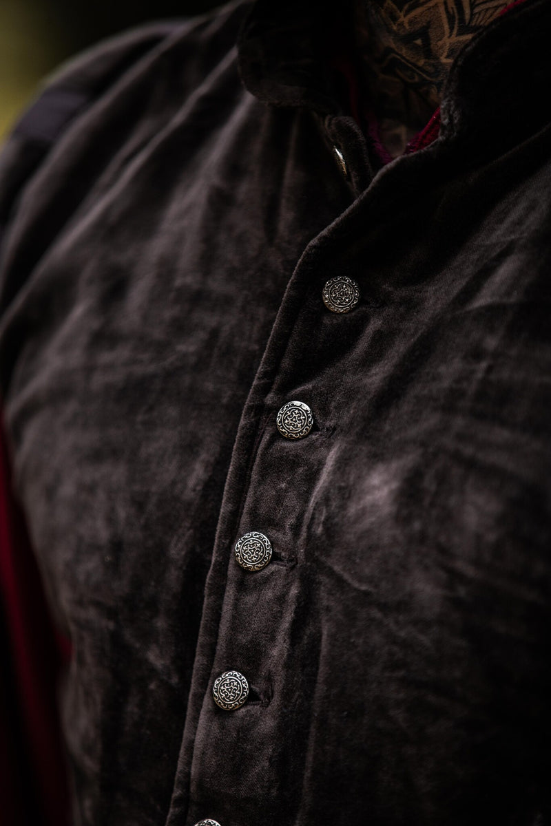 Fluwelen doublet met metalen knoopjes, bruin