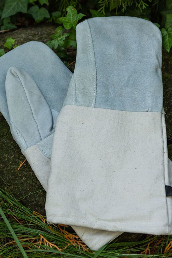 Medieval kitchen gloves white