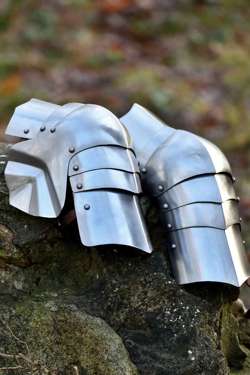 Poleyns (knæbeskyttere), 15. årh., 1,2 mm