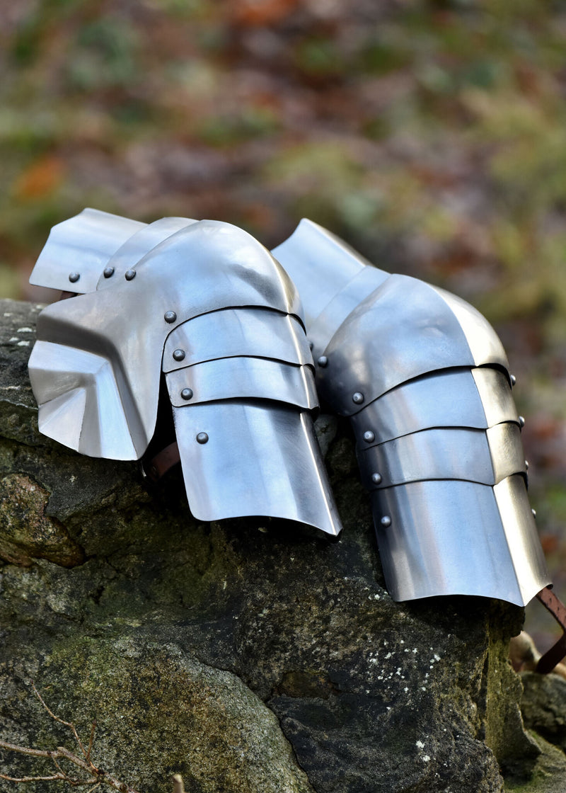 Poleyns (knæbeskyttere), 15. årh., 1,2 mm