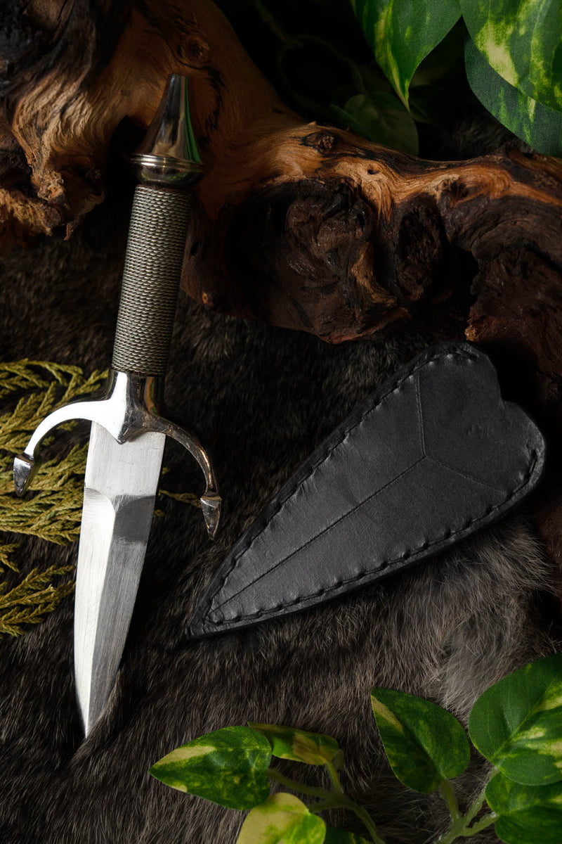 Daga femenina de acero, semi-afilada