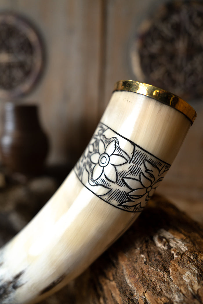 Drinking horn Freya with leather holder, 300-500 ml