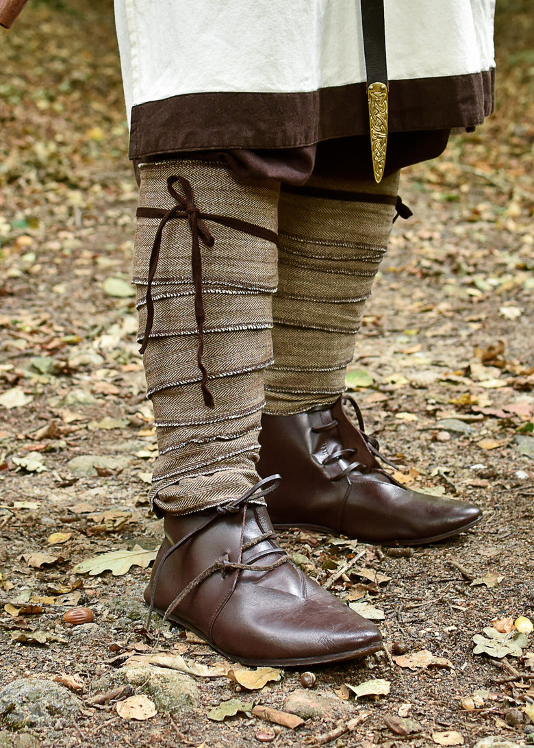 Leg wrappings with herringbone motive, brown-cream