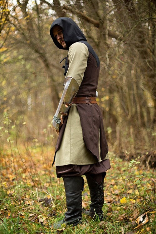 Sleeveless coat Assassins Creed, brown-black