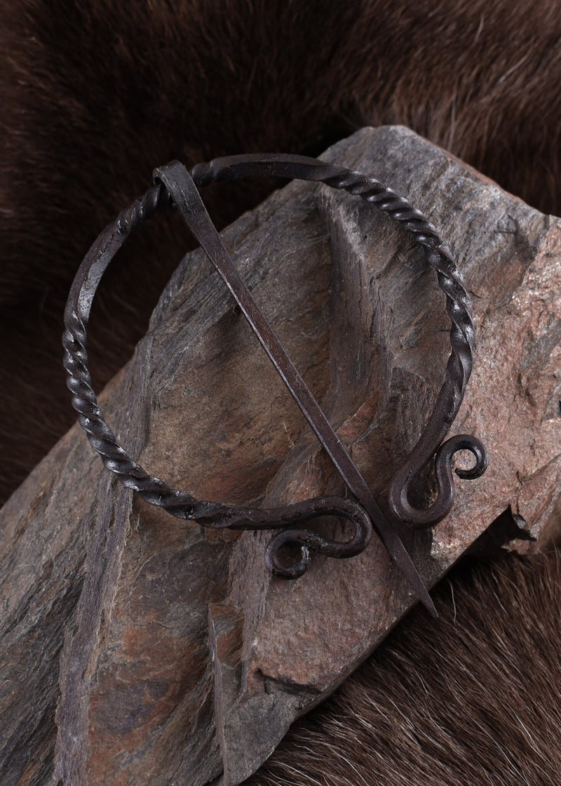 Historyczna fibula pierścieniowa, żelazo