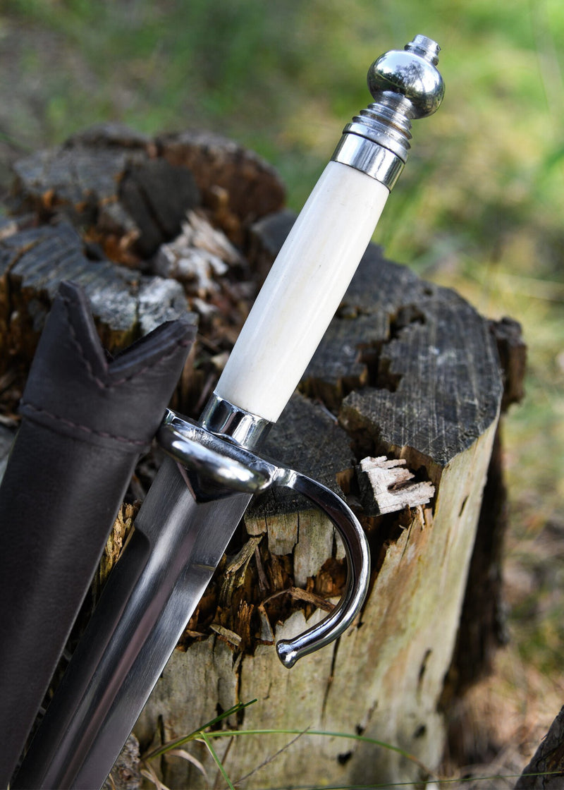 Main gauche z rękojeścią z kości, półostry