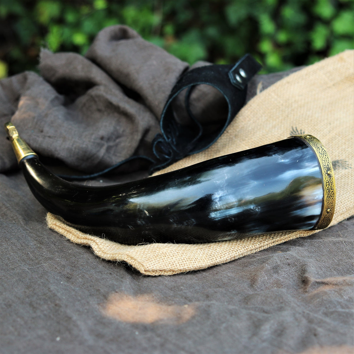 Drinking horn Rollo with leather holder, 200-300 ml