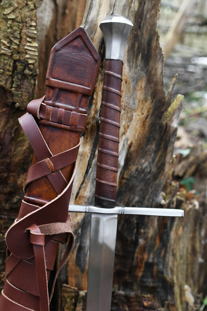 Two-handed sword with scabbard, blunt (battle-ready)