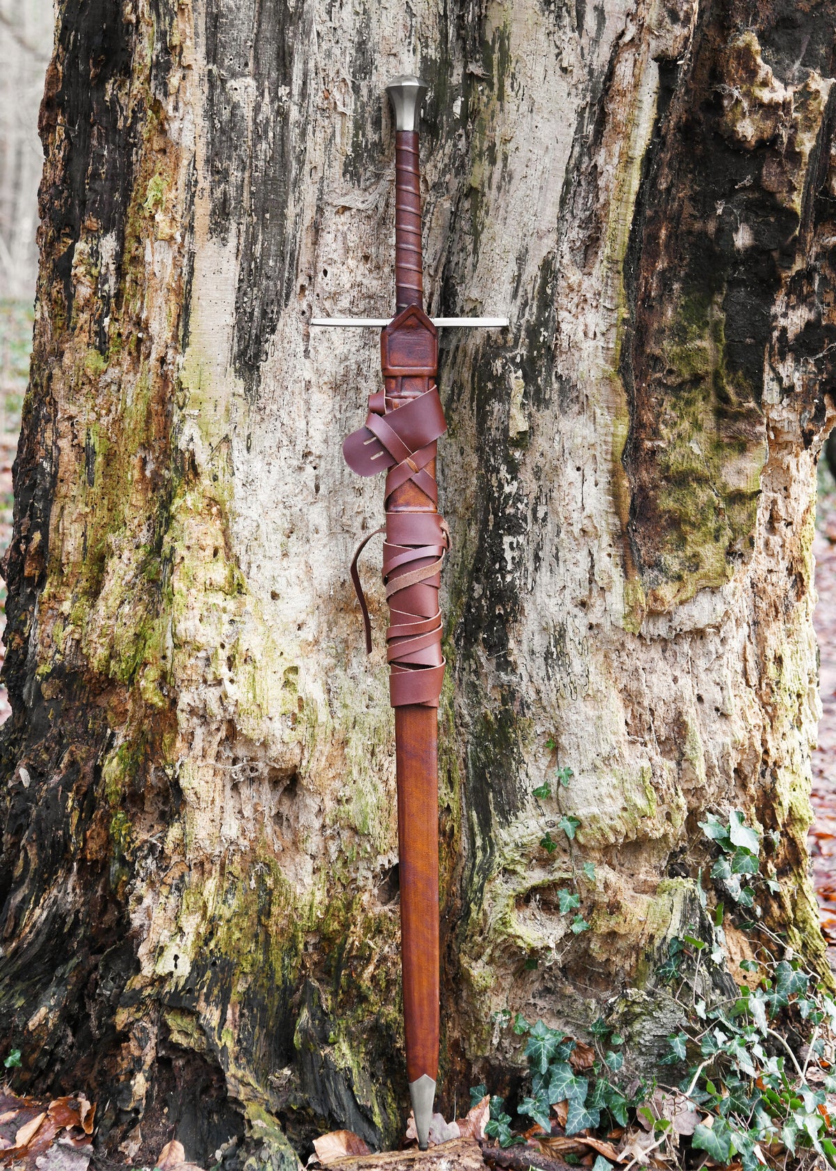 Two-handed sword with scabbard, blunt (battle-ready)