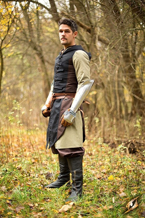 Sleeveless coat Assassins Creed, brown-black