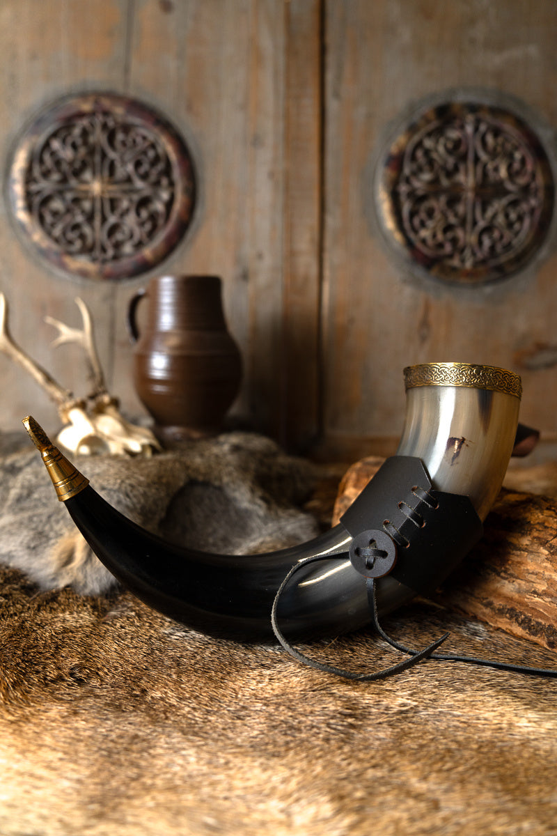 Drinking horn Rollo with leather holder, 200-300 ml