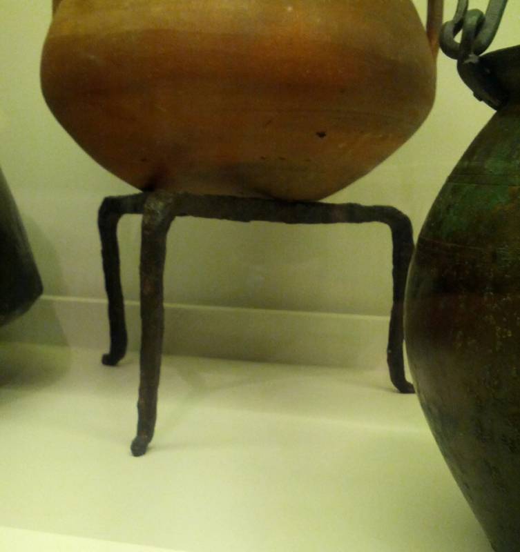 Tripod, three-legged