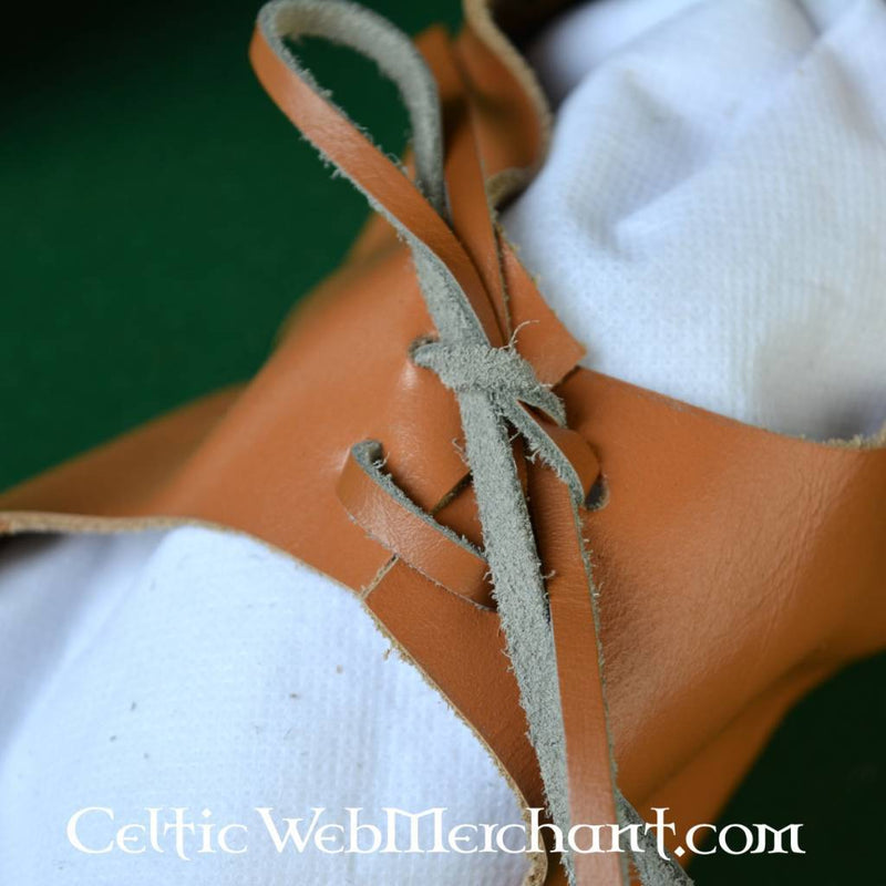 Buty skórzane wiązane (1100–1500)