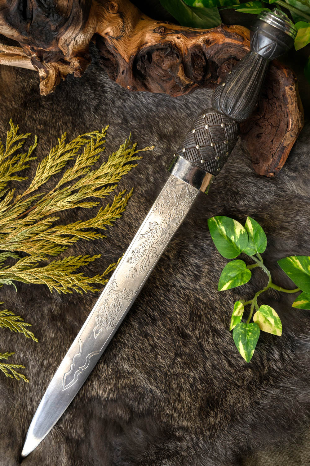 Decorated dirk, semi-sharp