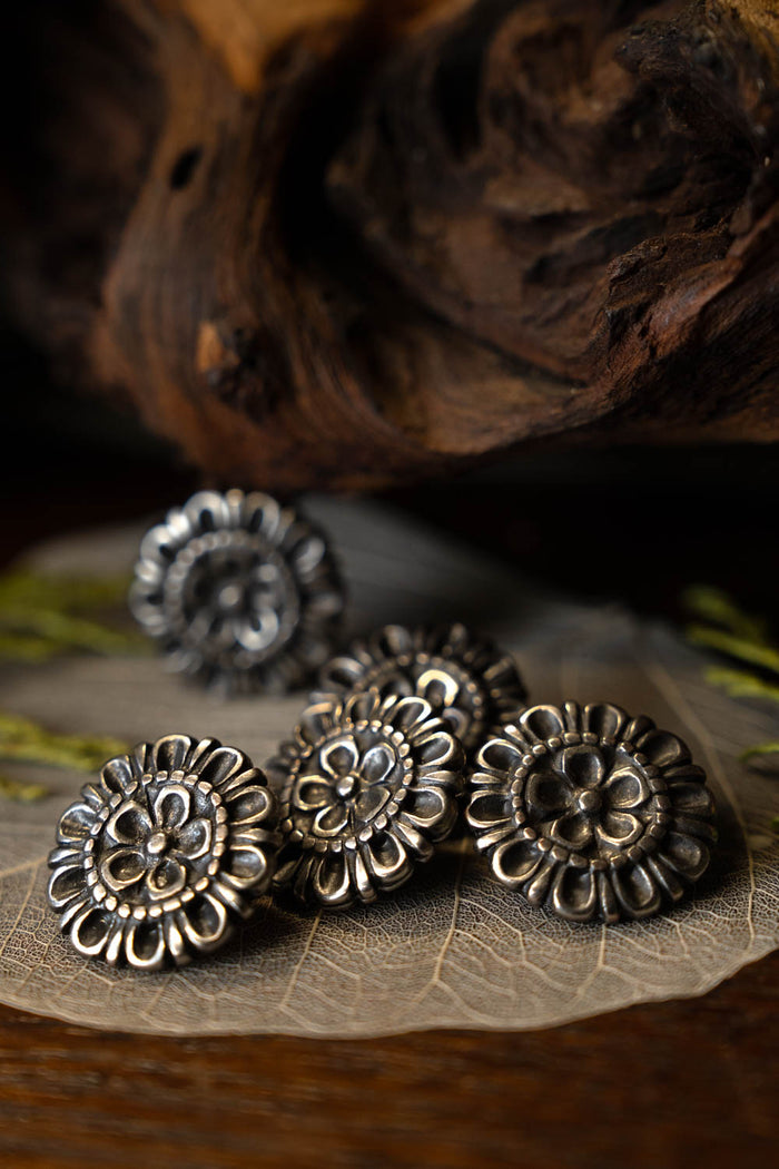 Belt fittings flower motive (set of 5), 16th century, bronze