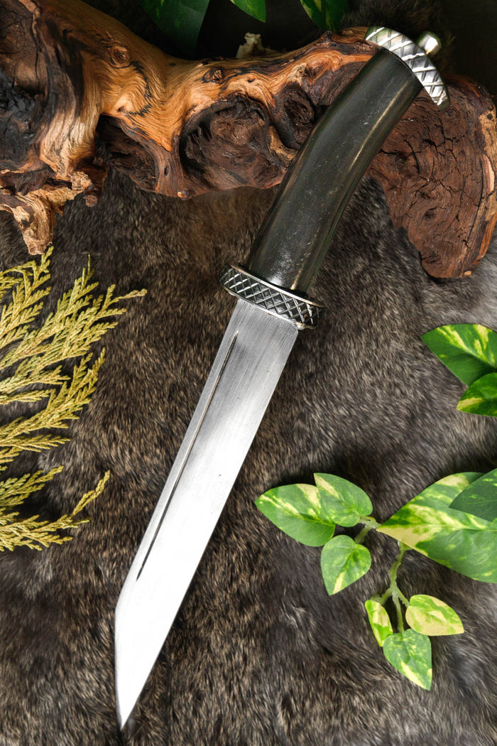 Dark short seax, semi-sharp