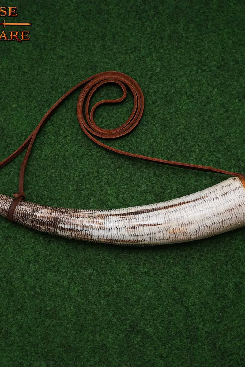 Corno da polvere inciso