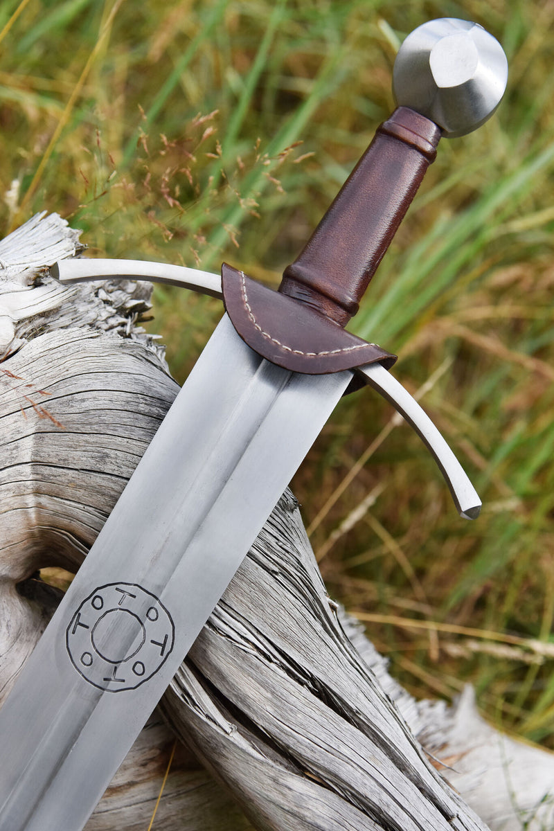 Spada da cavaliere Toto con fodero, XIII/XIV secolo, semi-affilata