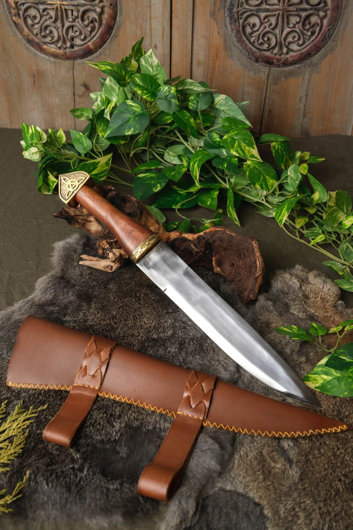 Triquetra seax with wooden handle, semi-sharp