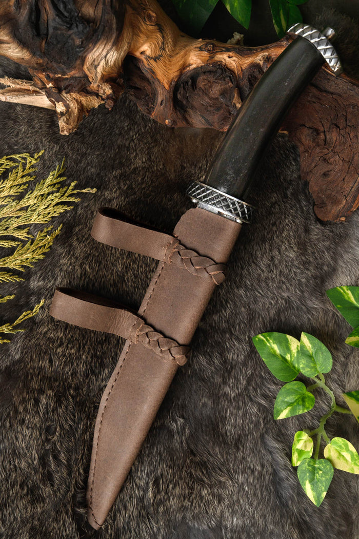 Dark short seax, semi-sharp