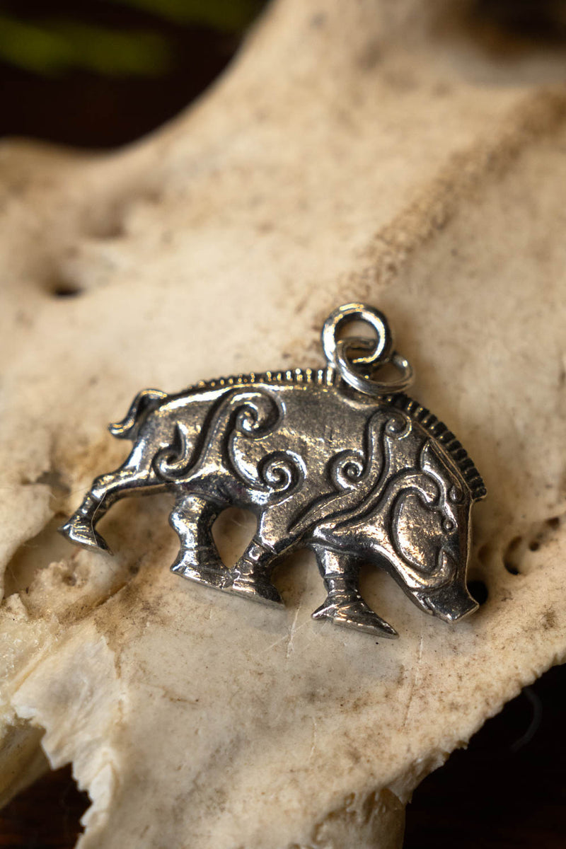 Colgante de jabalí pictio Knocknagael, estaño