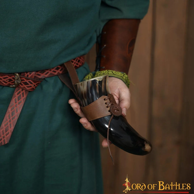 Naturligt drikkehorn med læderholder