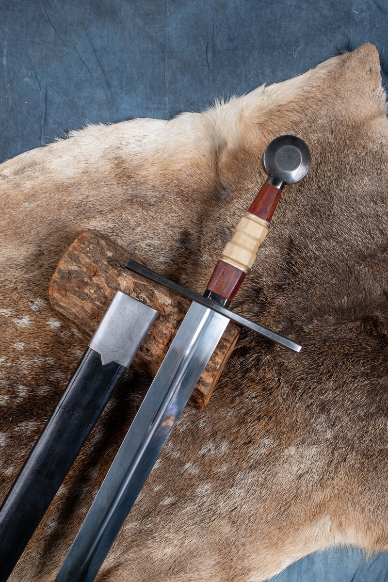 Mittelalterliches Langschwert mit Holzgriff, halb scharf