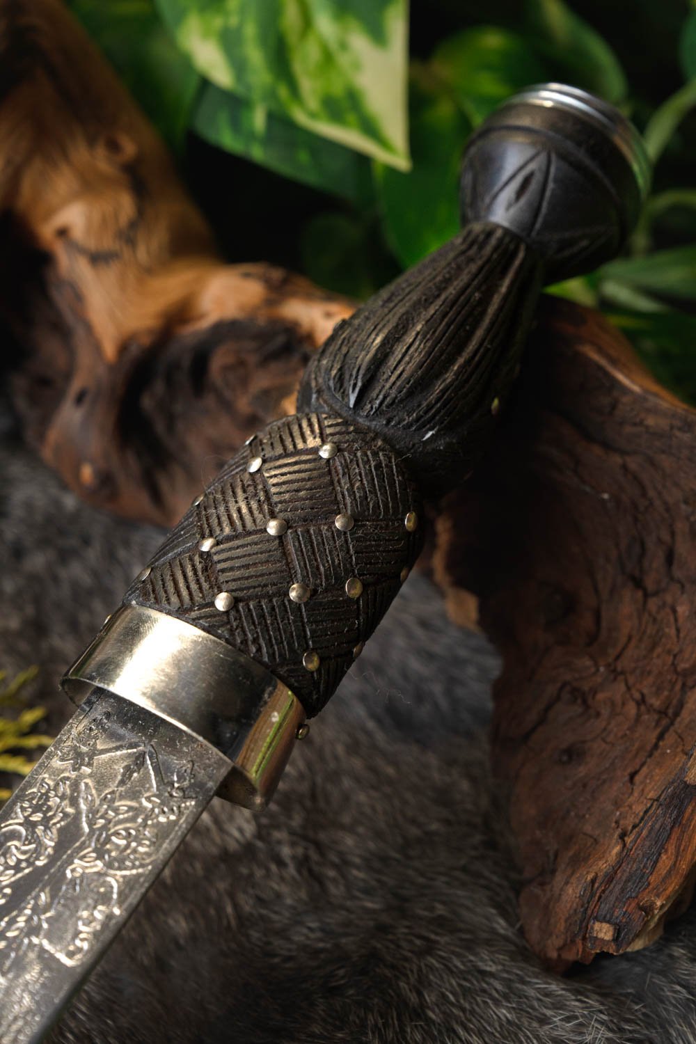 Decorated dirk, semi-sharp