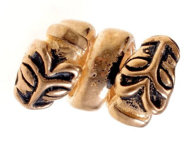 Beard bead with wolf heads, bronze
