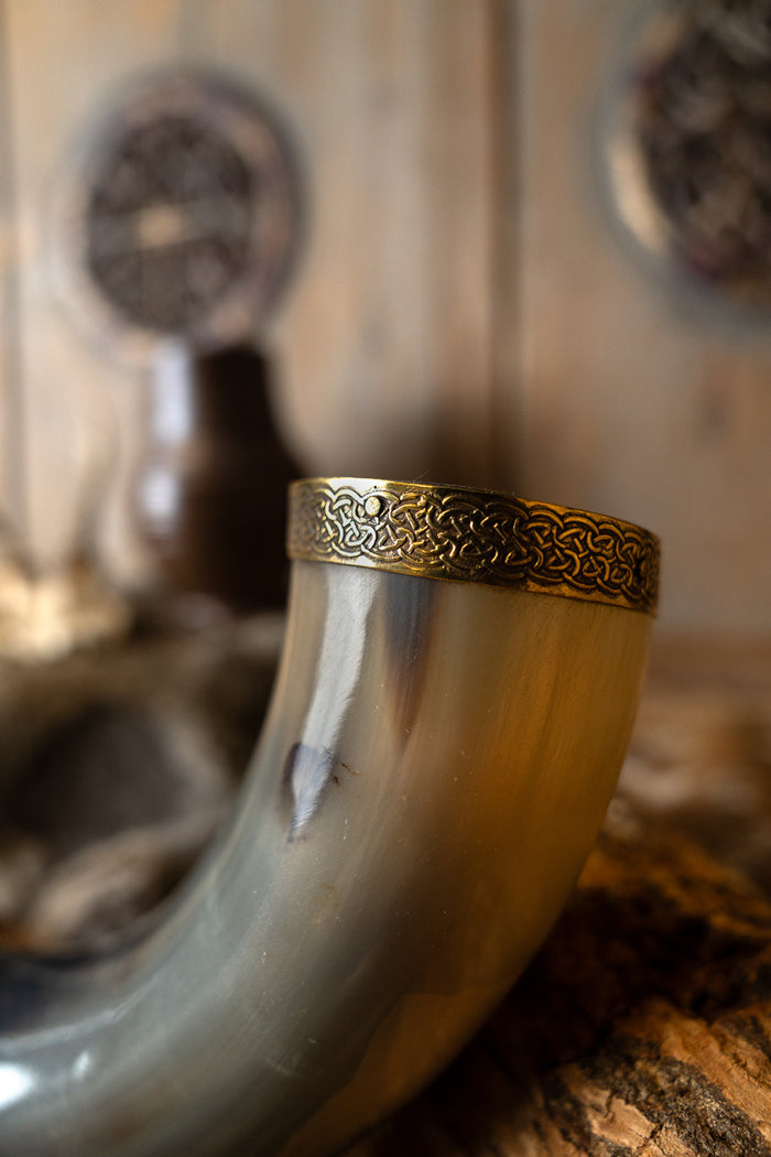 Drinking horn Rollo with leather holder, 200-300 ml
