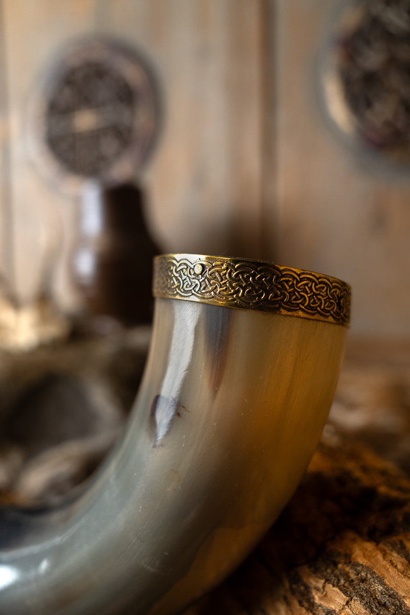 Drinking horn Rollo with leather holder, 200-300 ml