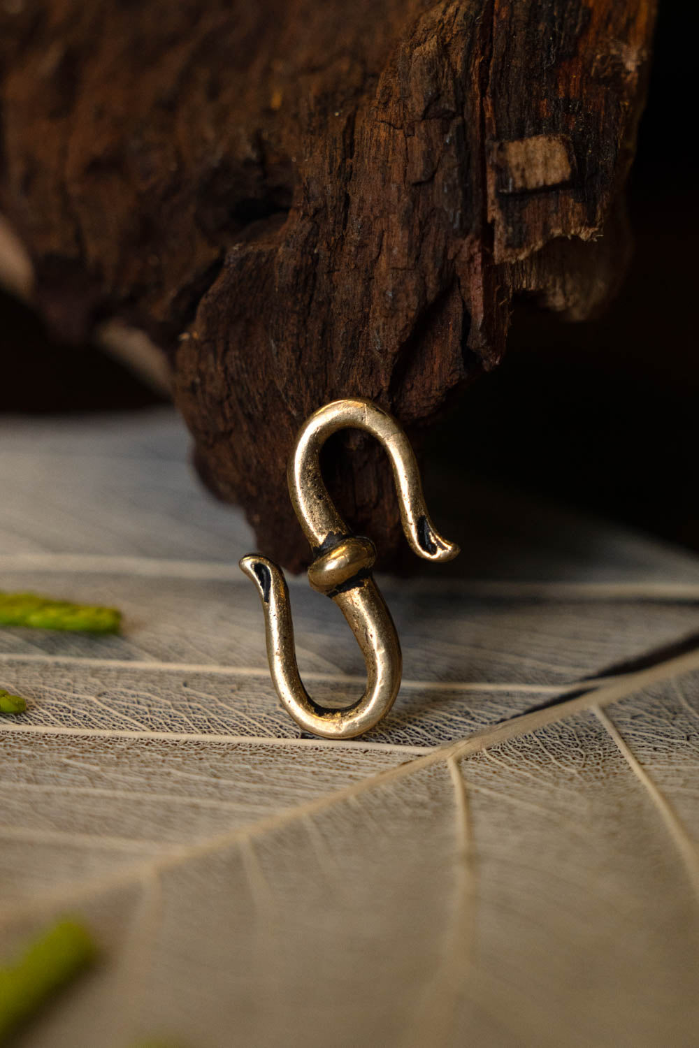 Jewellery hook, 2x1 cm, bronze