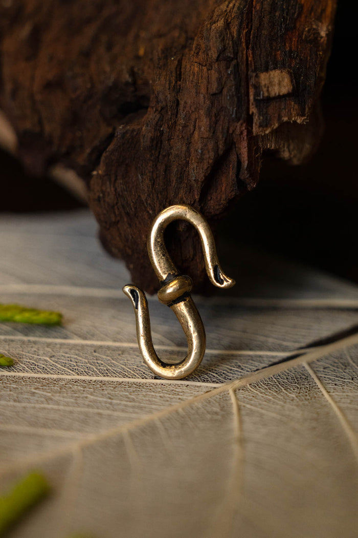 Jewellery hook, 2x1 cm, bronze