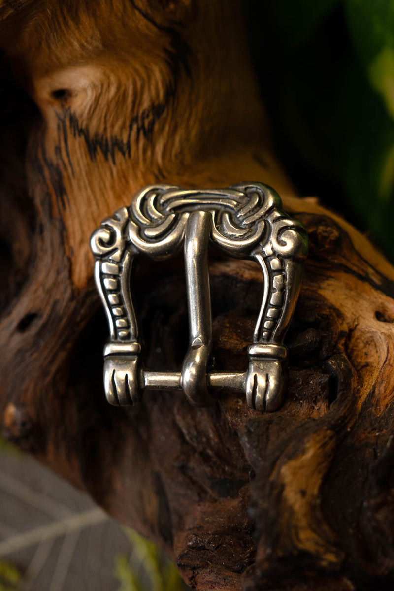 Vikingspänne med gripande händer, försilvrat