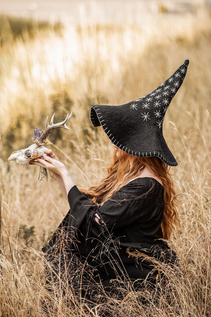 Witch hat with stars, black, wool