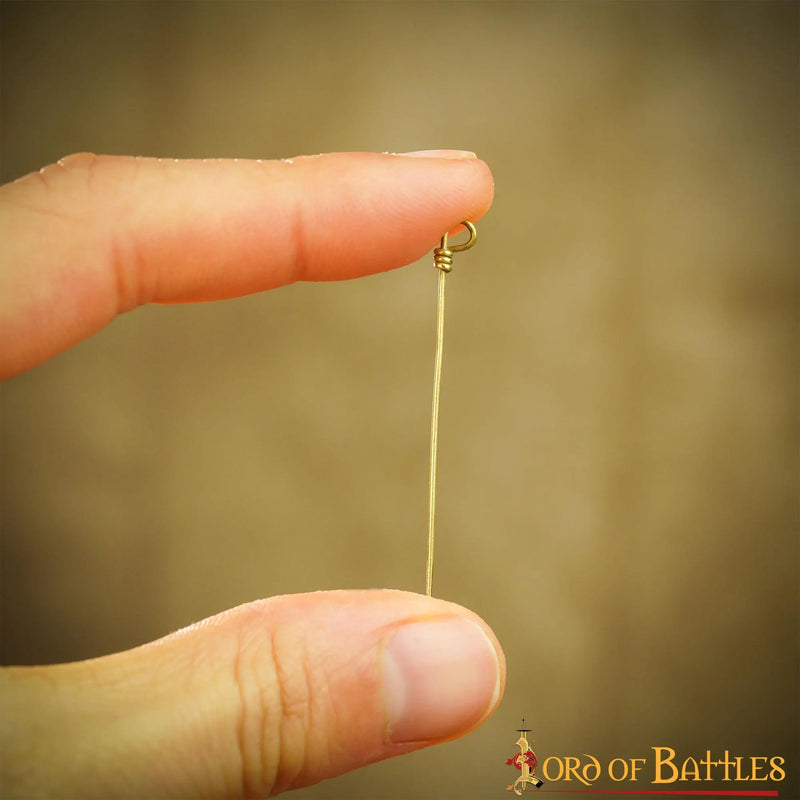 Épingles, six pièces, laiton