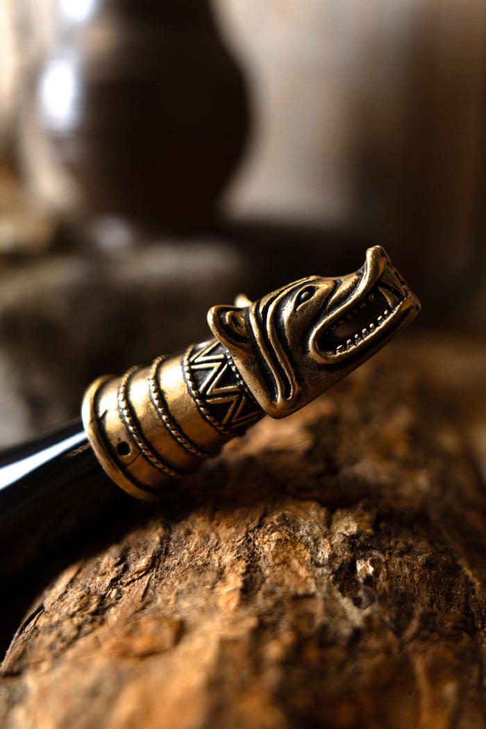 Drinking horn decoration with wolf head, brass