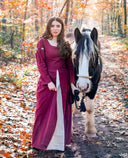 Medeltida klänning Larina, röd natur