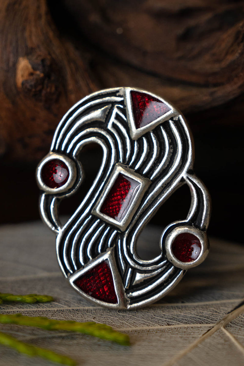 Senmerovingisk S-fibula, forsølvet bronze