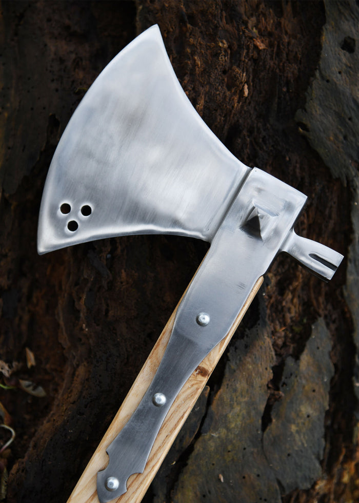 Battle axe with hammer head, 16th century, semi-sharp