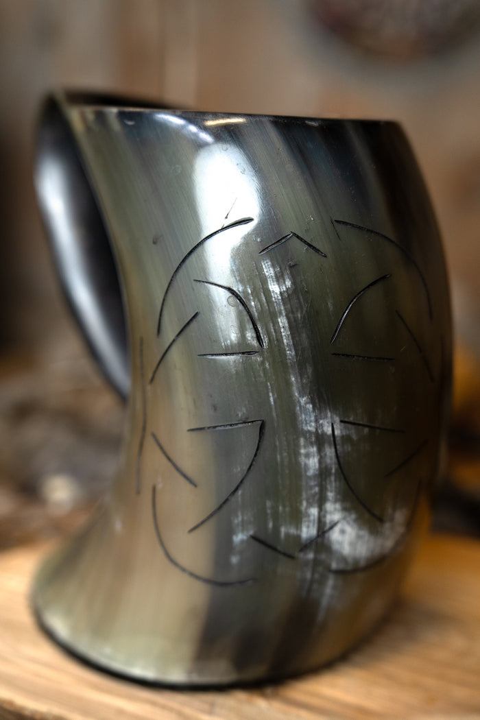 Horn mug with Celtic motif, 500-650 ml