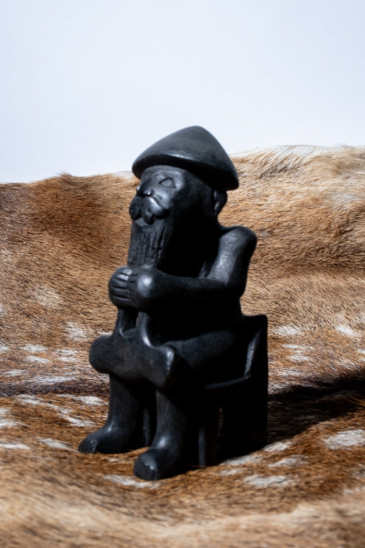 Statuetta di Thor Eyrarland, nera