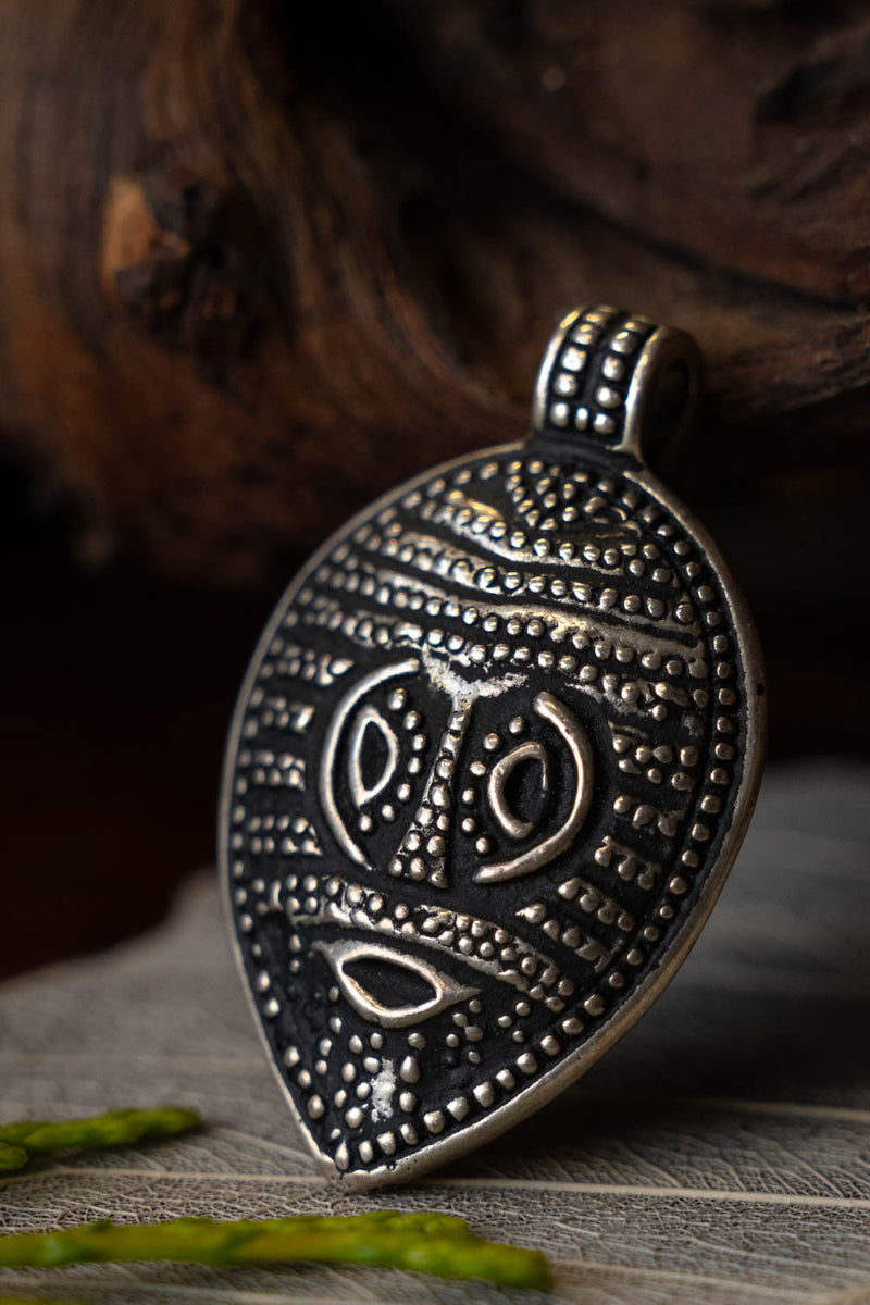 Amulette-masque viking de Gotland, bronze argenté