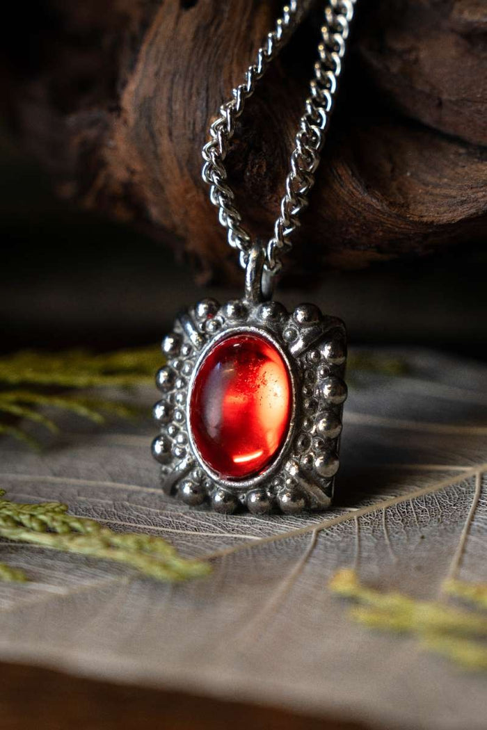 Tudor necklace Elizabeth, red gemstone, silvered bronze