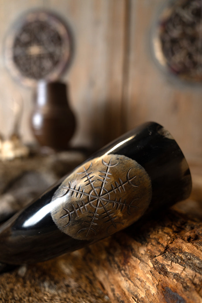 Engraved drinking horn Vegvisir with relief, 300-500 ml