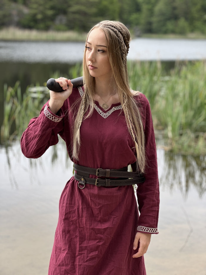 Early medieval dress Aelswith, red