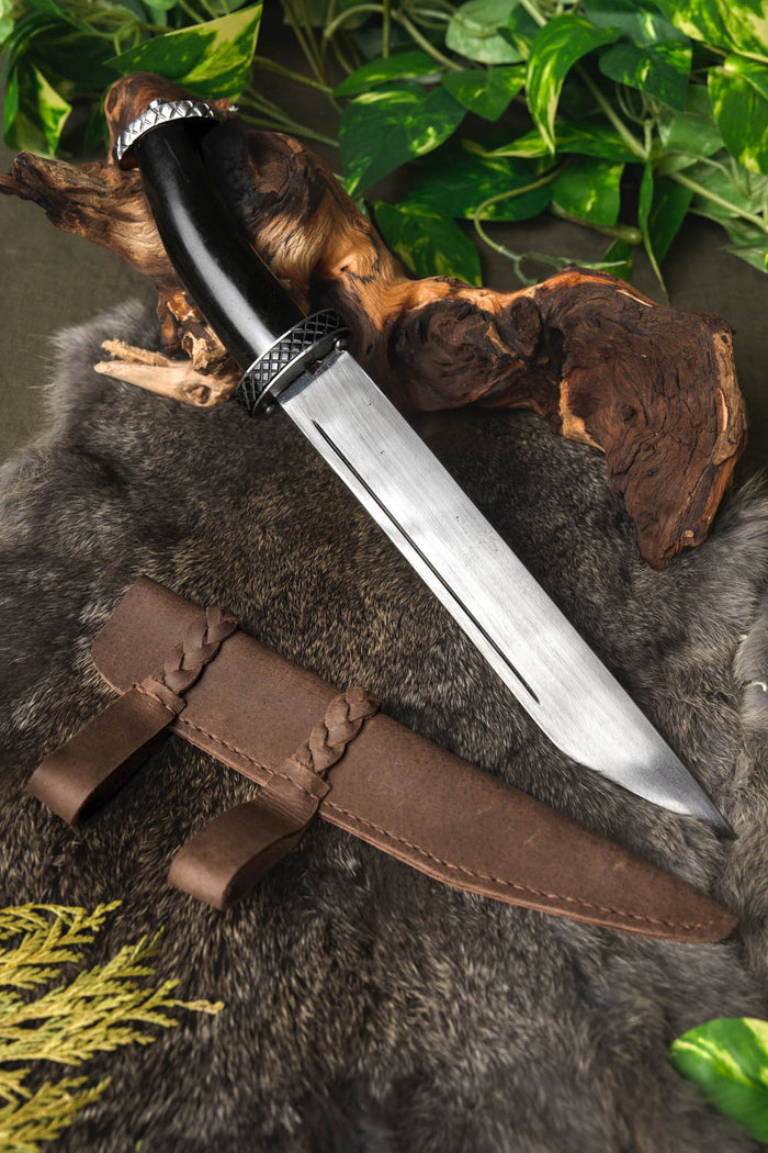 Dark short seax, semi-sharp
