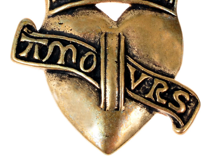 Medieval pendant crowned heart 'Amours' Valenciennes, 14th century, silvered bronze