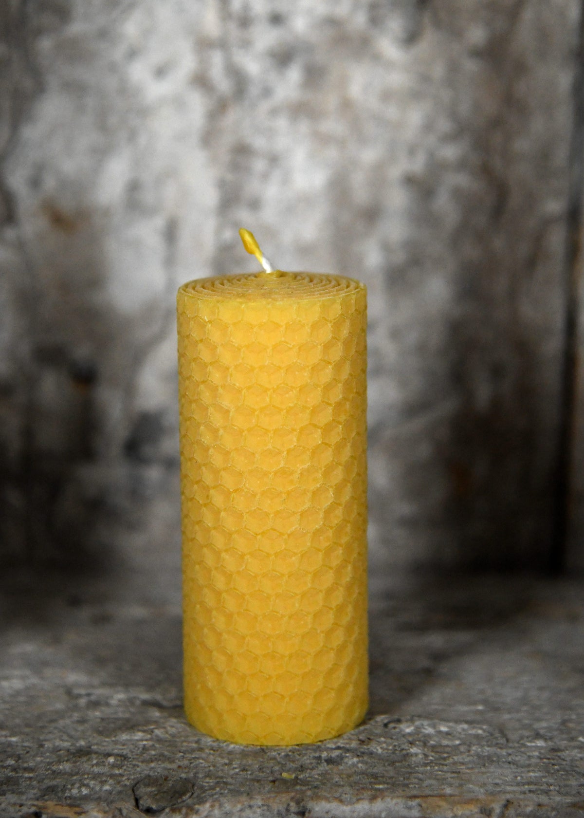 Bijenwas kaars, honingraatmotief, gerold, 10 x 4 cm, ca. 6 uur brandtijd