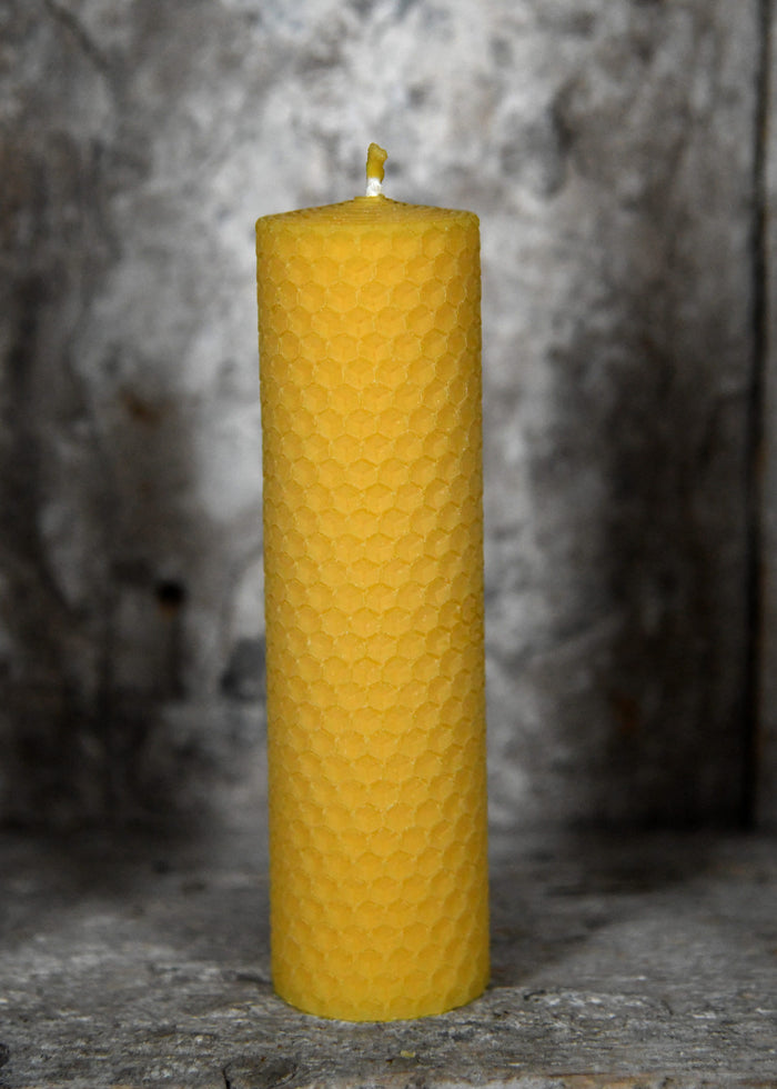 Bijenwas kaars, honingraatmotief, gerold, 20 x 2 cm, ca. 4 uur brandtijd